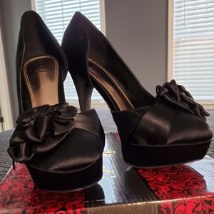 Stilletto Pumps Size 6.5 - black satin